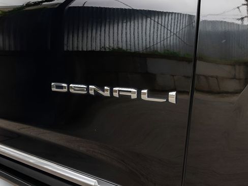 Used 2021 GMC Yukon XL Denali w/ Denali Premium Package AWD/4WD image 12