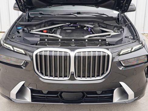 Used 2025 BMW X7 xDrive40i w/ Parking Assistance Package image 8