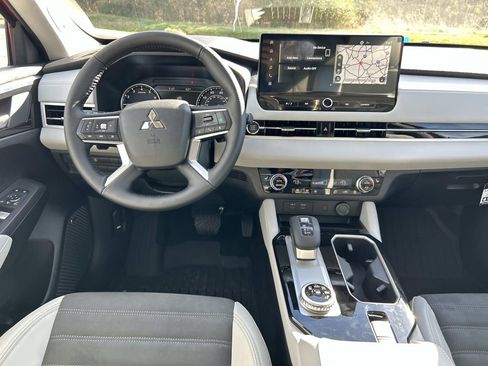 New 2026 Mitsubishi Outlander SE image 16