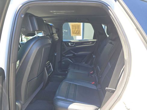 Used 2021 Porsche Cayenne AWD/4WD image 16