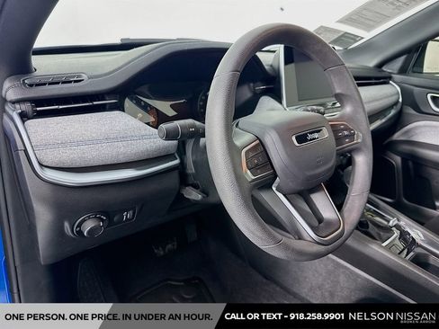 Used 2025 Jeep Compass Sport w/ Mopar Graphics Package image 9