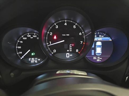 Used 2025 Porsche Macan AWD/4WD image 19