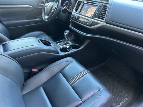 Used 2019 Toyota Highlander SE image 15