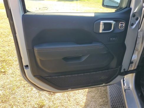 Used 2024 Jeep Wrangler Sahara image 10