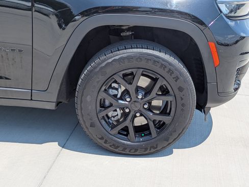 Used 2024 Jeep Grand Cherokee L Laredo AWD/4WD image 9