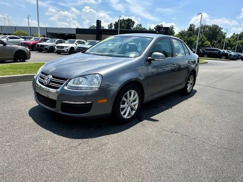 Used 2010 Volkswagen Jetta SE FWD image 4
