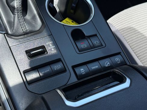 Used 2020 Toyota Highlander LE image 24