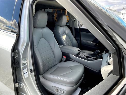 Used 2022 Toyota Highlander XLE image 11