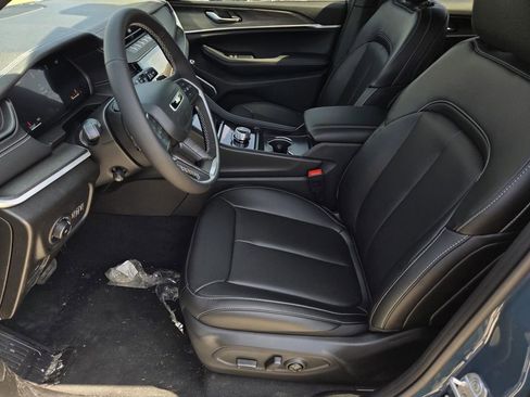 New 2026 Jeep Grand Cherokee L Limited w/ Luxury Tech Group II RWD image 18