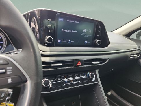Used 2023 Hyundai Sonata SE w/ Preferred Accessory Package FWD image 12