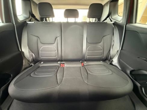 Used 2021 Jeep Renegade Latitude FWD image 29