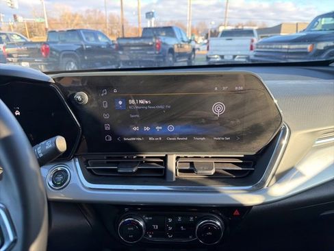 Used 2025 Chevrolet Trax LT w/ LT Convenience Package image 38