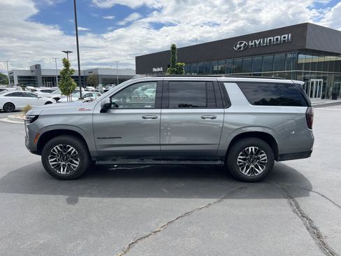 Used 2025 Chevrolet Suburban Z71 AWD/4WD image 12