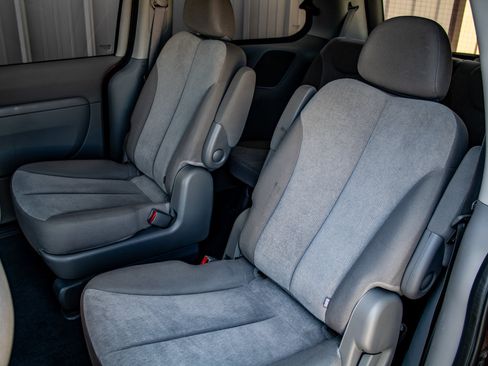 Used 2012 Kia Sedona LX FWD image 19