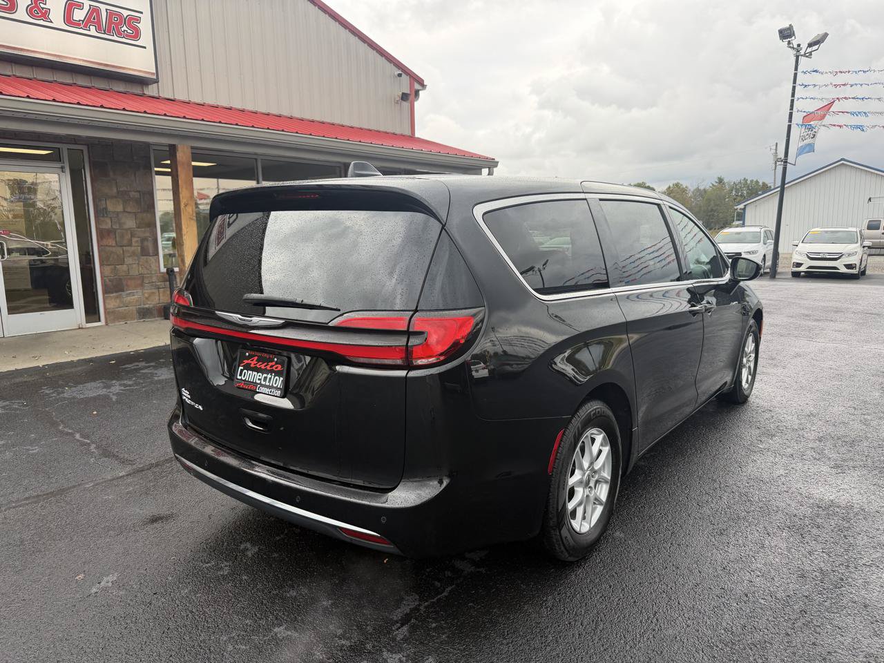 Used 2024 Chrysler Pacifica Touring FWD image 4