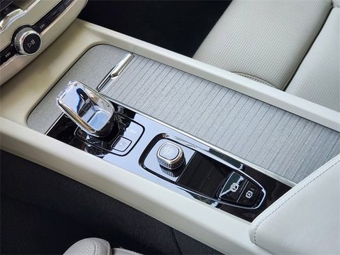 Certified 2025 Volvo XC60 T8 Ultra w/ Protection Package Premier image 22