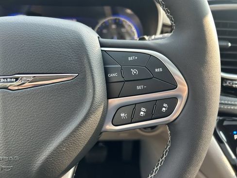Used 2024 Chrysler Pacifica Limited AWD/4WD image 31