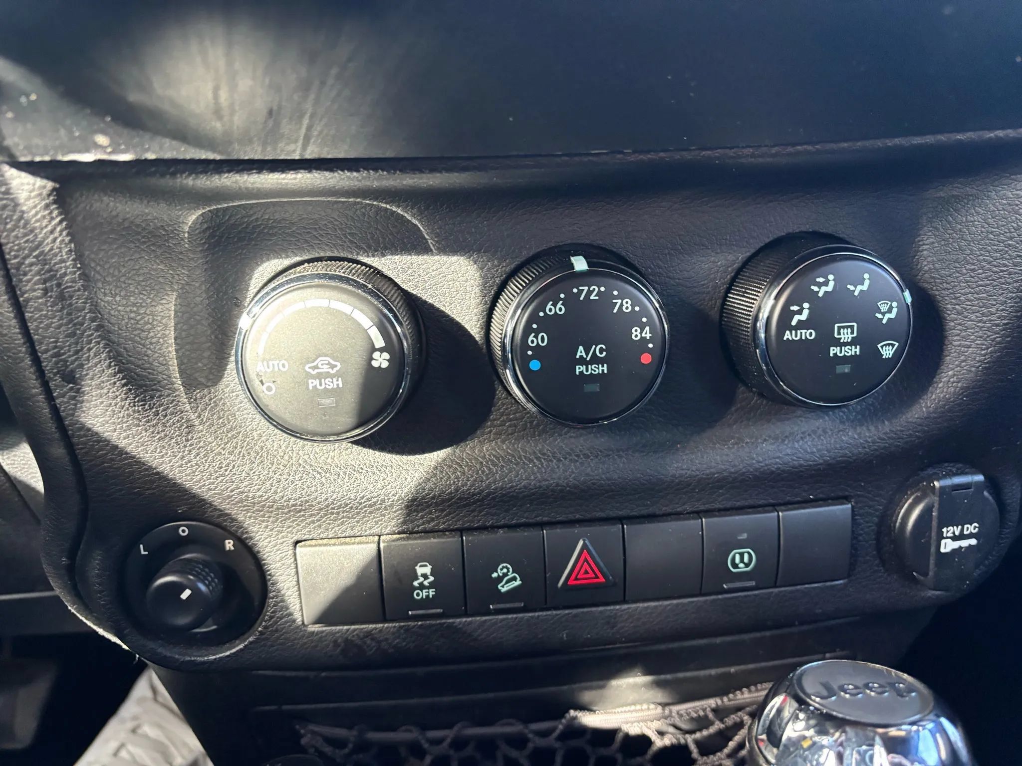 Used 2017 Jeep Wrangler Unlimited Sahara w/ Connectivity Group AWD/4WD image 17