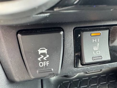 Used 2019 Toyota RAV4 XLE w/ Convenience Package FWD image 8