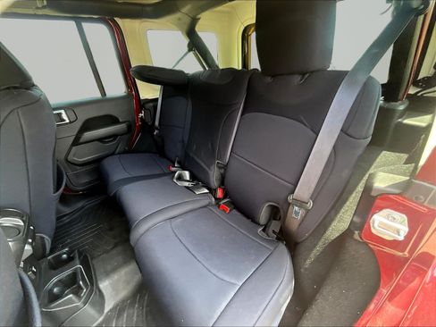 Used 2022 Jeep Wrangler Unlimited Sahara AWD/4WD image 22