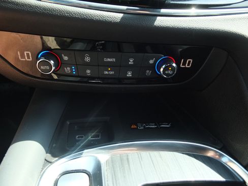 Used 2024 Buick Enclave Premium image 27