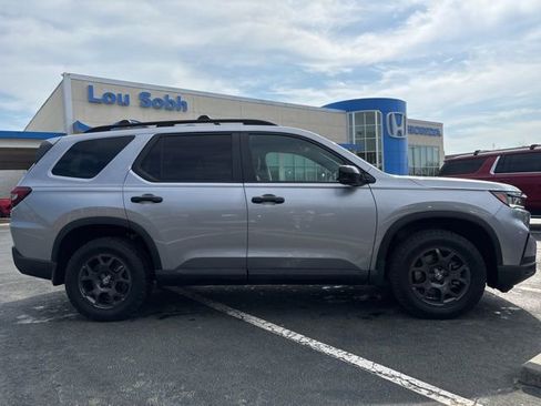 Used 2024 Honda Pilot TrailSport image 4