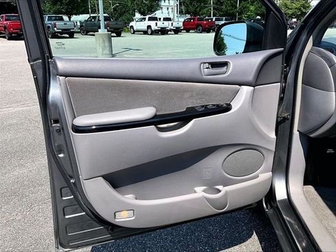 Used 2005 Toyota Sienna LE w/ LE Pkg 1 FWD image 9