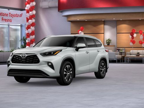 New 2026 Toyota Highlander XLE image 2