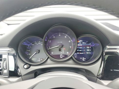 Used 2025 Porsche Macan image 10