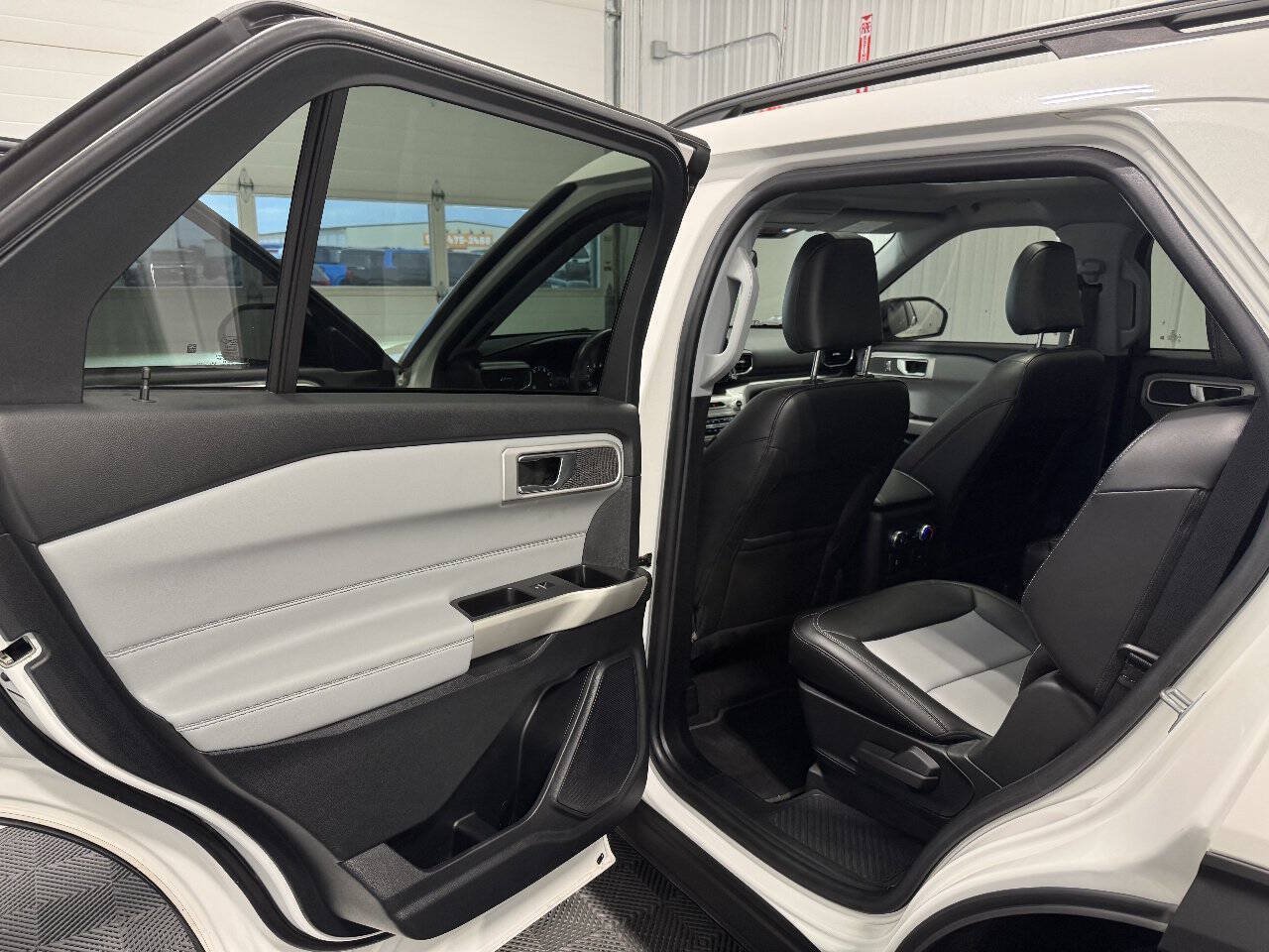 Used 2022 Ford Explorer XLT w/ XLT Sport Appearance Package AWD/4WD image 12
