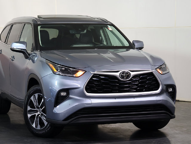 Used 2021 Toyota Highlander XLE AWD/4WD image 6