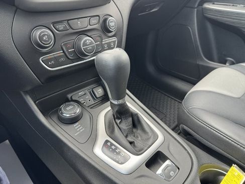 Used 2014 Jeep Cherokee Limited AWD/4WD image 18