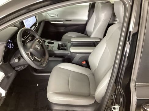 Used 2025 Toyota Sienna XLE FWD image 28