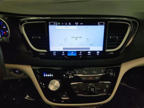 Used 2024 Chrysler Pacifica Touring-L FWD image 26