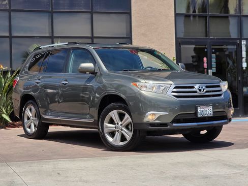 Used 2012 Toyota Highlander Limited w/ Tow Pkg FWD image 3