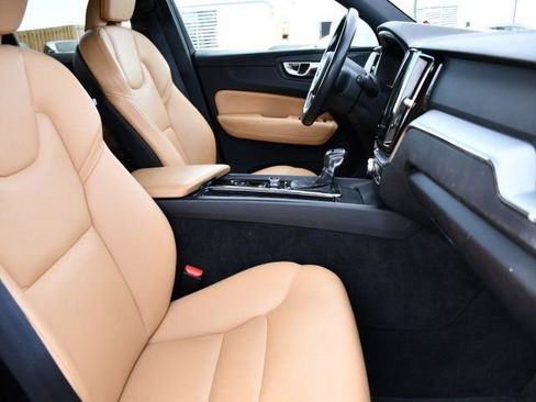 Used 2019 Volvo XC60 T6 Momentum w/ Multimedia Package image 27