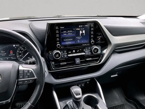 Used 2021 Toyota Highlander XLE FWD image 10