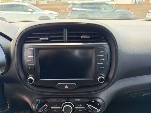 Used 2025 Kia Soul LX w/ LX Technology Package FWD image 8