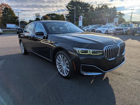 Used 2022 BMW 740i xDrive image 8