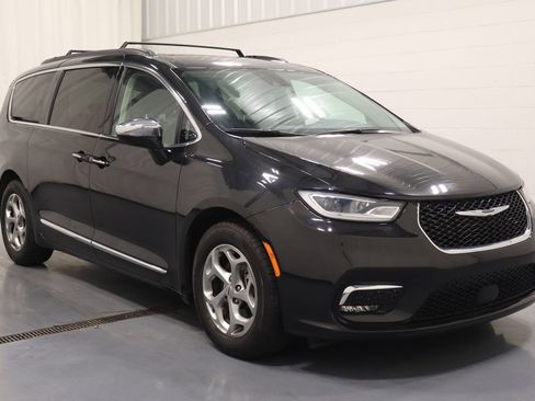 Certified 2023 Chrysler Pacifica Limited FWD image 2