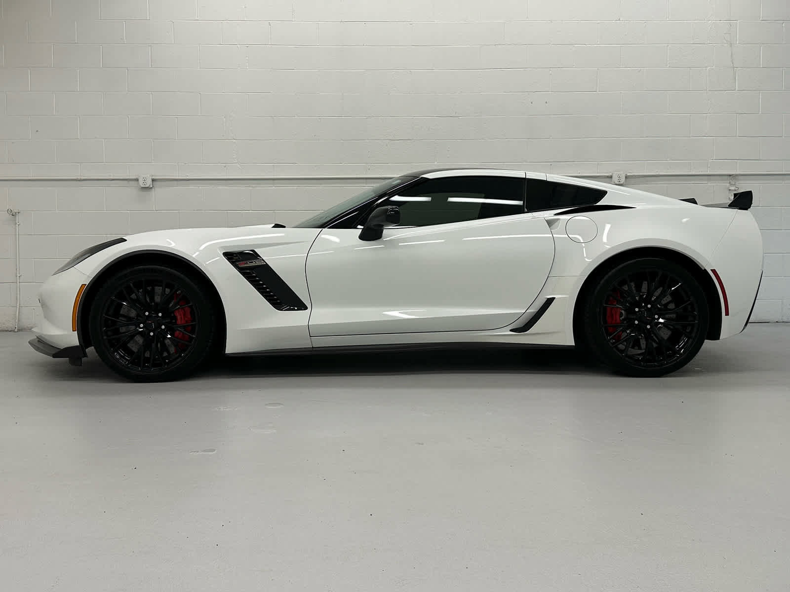 Used 2016 Chevrolet Corvette Z06 w/ 3LZ Preferred Equipment Group RWD image 3