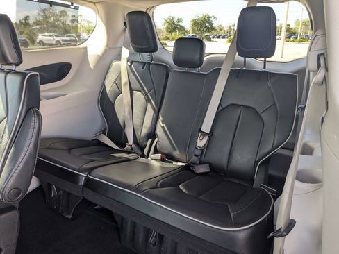 Used 2023 Chrysler Pacifica Limited FWD image 17