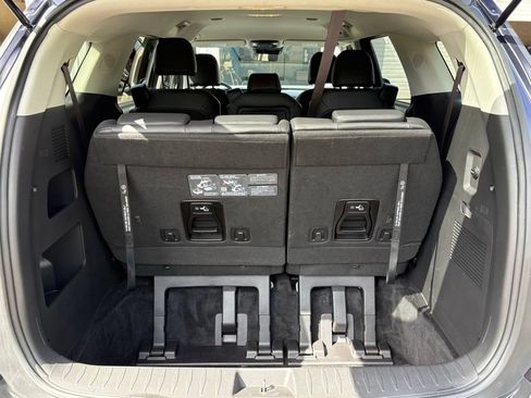 Used 2025 Kia Carnival FWD image 23