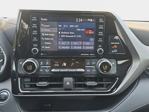 Used 2021 Toyota Highlander XLE AWD/4WD image 22