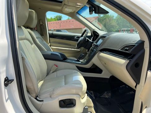 Used 2013 Lincoln MKT AWD image 21
