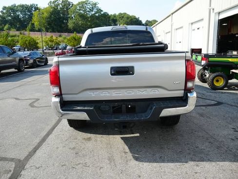 Used 2018 Toyota Tacoma TRD Off-Road RWD image 12