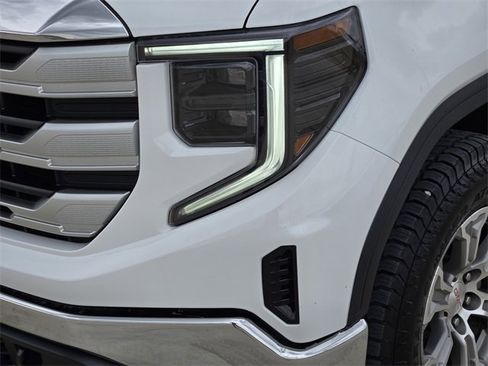 Used 2023 GMC Sierra 1500 SLE w/ X31 Off-Road Package image 9