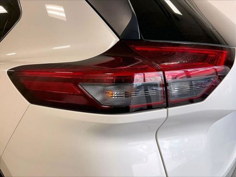 Used 2023 Nissan Rogue SV AWD/4WD image 34