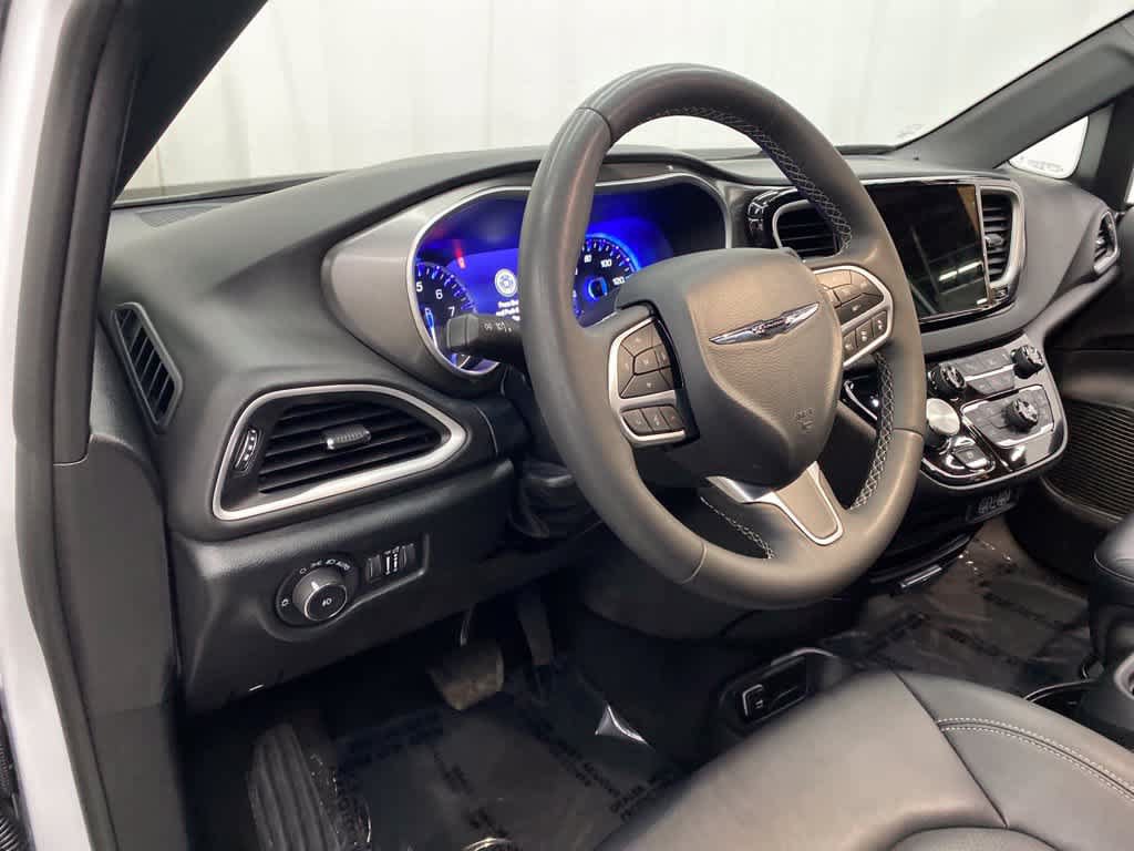 Used 2025 Chrysler Pacifica Select FWD image 2