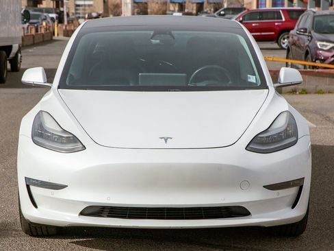 Used 2019 Tesla Model 3 Standard Range image 3